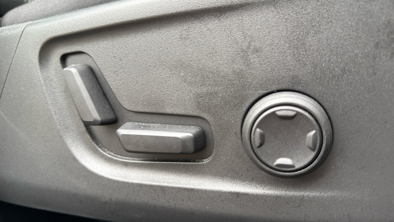 Volvo XC40 2.0 B4P Plus Dark 5dr Auto Petrol Estate